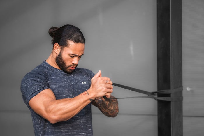 pre-workout maaltijd man aan het stretchen