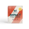 Een klein, wit zakje met oranje accenten, met de tekst "Impact Whey Protein" en het Myprotein logo.