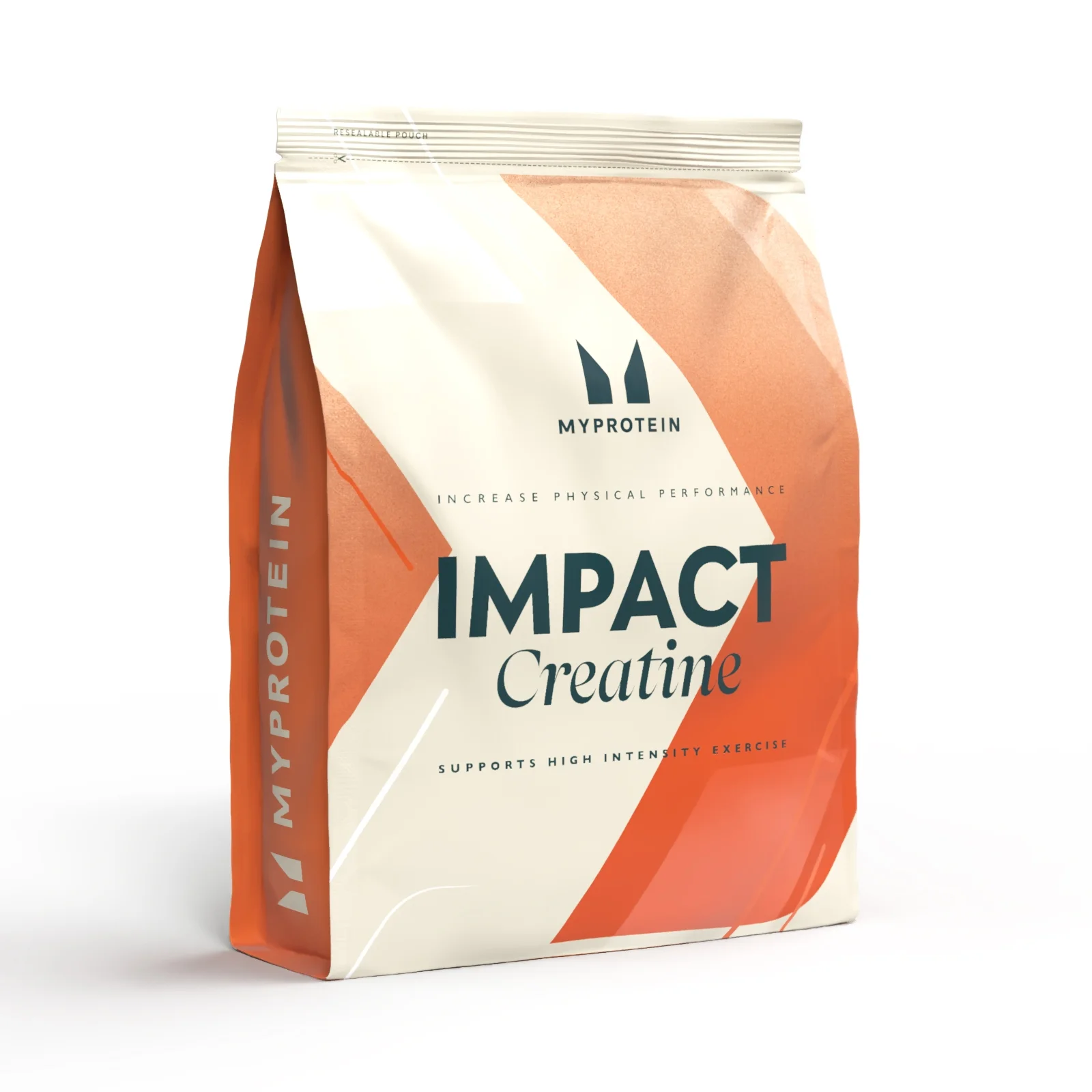 Een witte zak Myprotein Creatine Monohydraat poeder met oranje accenten, staand op een witte achtergrond.