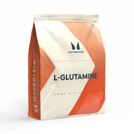 Een witte zak met oranje accenten, met de tekst "L-Glutamine" en het Myprotein logo.