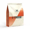 Een witte, rechthoekige zak met oranje accenten, met de tekst "Myprotein" en "L-Tyrosine" erop.