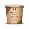 Een beige pot pindakaas met een lichtgrijze deksel, met de tekst "Peanut Butter" erop.