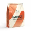 Een witte zak met oranje accenten, met de tekst "Impact Whey Protein" erop.
