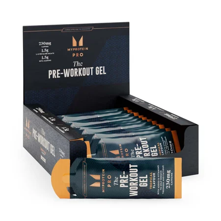 Een doos Myprotein pre-workout gel, tropische smaak, met individuele verpakkingen in blauw en oranje.