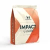 Een witte zak met oranje accenten, met de tekst "Impact Casein" en het Myprotein logo.