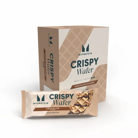 Een doos en een individuele verpakking van Myprotein chocolade wafels.