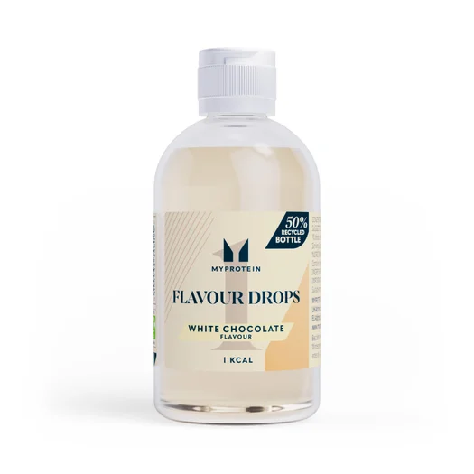 Doorzichtige plastic fles met witte dop en lichtgekleurde vloeistof, met een etiket.