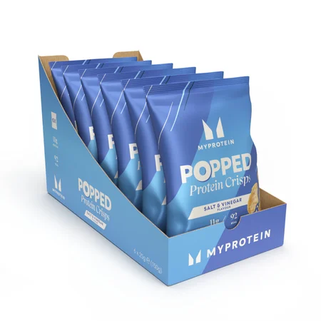 Doos met zes blauwe zakjes Myprotein Protein Crisps, zout en azijn smaak.