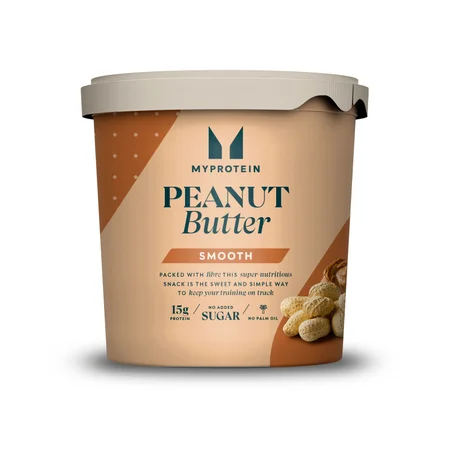 Een pot pindakaas van Myprotein met een lichtgrijze deksel en bruine accenten.