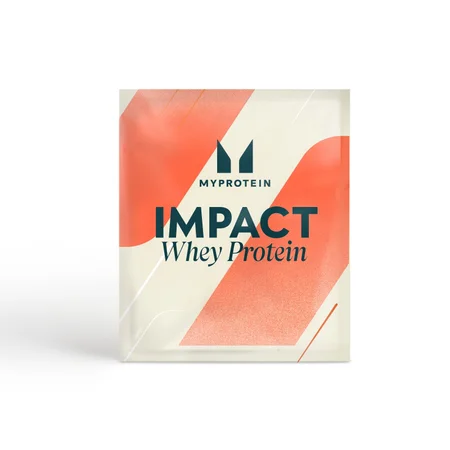 Een rechthoekig zakje met de tekst "Impact Whey Protein" en oranje vlakken op een witte achtergrond.