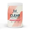Een witte pot Myprotein Clear Whey Isolate met een etiket in roze en witte tinten.
