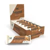 Een doos met Myprotein 'Layered Bar Cookie Crumble' eiwitrepen, met een losse reep ervoor.