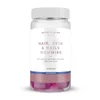 Een doorzichtige pot met een witte deksel, gevuld met paarse Myvitamins gummies.