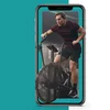 Een smartphone toont een man op een hometrainer, tegen een turquoise achtergrond.