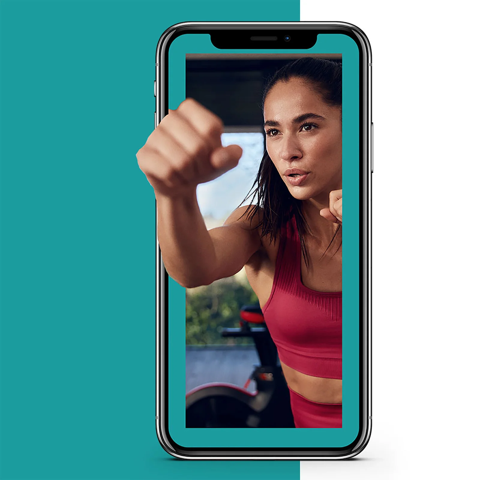 Een smartphone toont een vrouw in sportkleding die een boksbeweging maakt.