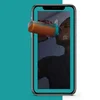 Een mobiele telefoon toont een man die een Myprotein-shaker met oranje vloeistof drinkt.