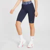 Een vrouw draagt een blauwe wielershort met een elastische tailleband met het MP-logo.