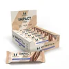 Een doos met Myprotein Impact Protein Bars, smaak donkere chocolade zeezout, met een losse reep ervoor.