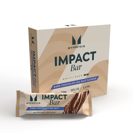 Een doos en een individuele Myprotein Impact Protein Bar, donkere chocolade zeezout, verpakt in beige papier.
