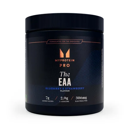 Zwarte pot met etiket, met de tekst "Myprotein Pro The EAA Blueberry & Strawberry.