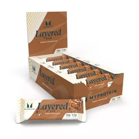 Een doos met Myprotein Layered Bars, triple chocolate, en een losse reep.