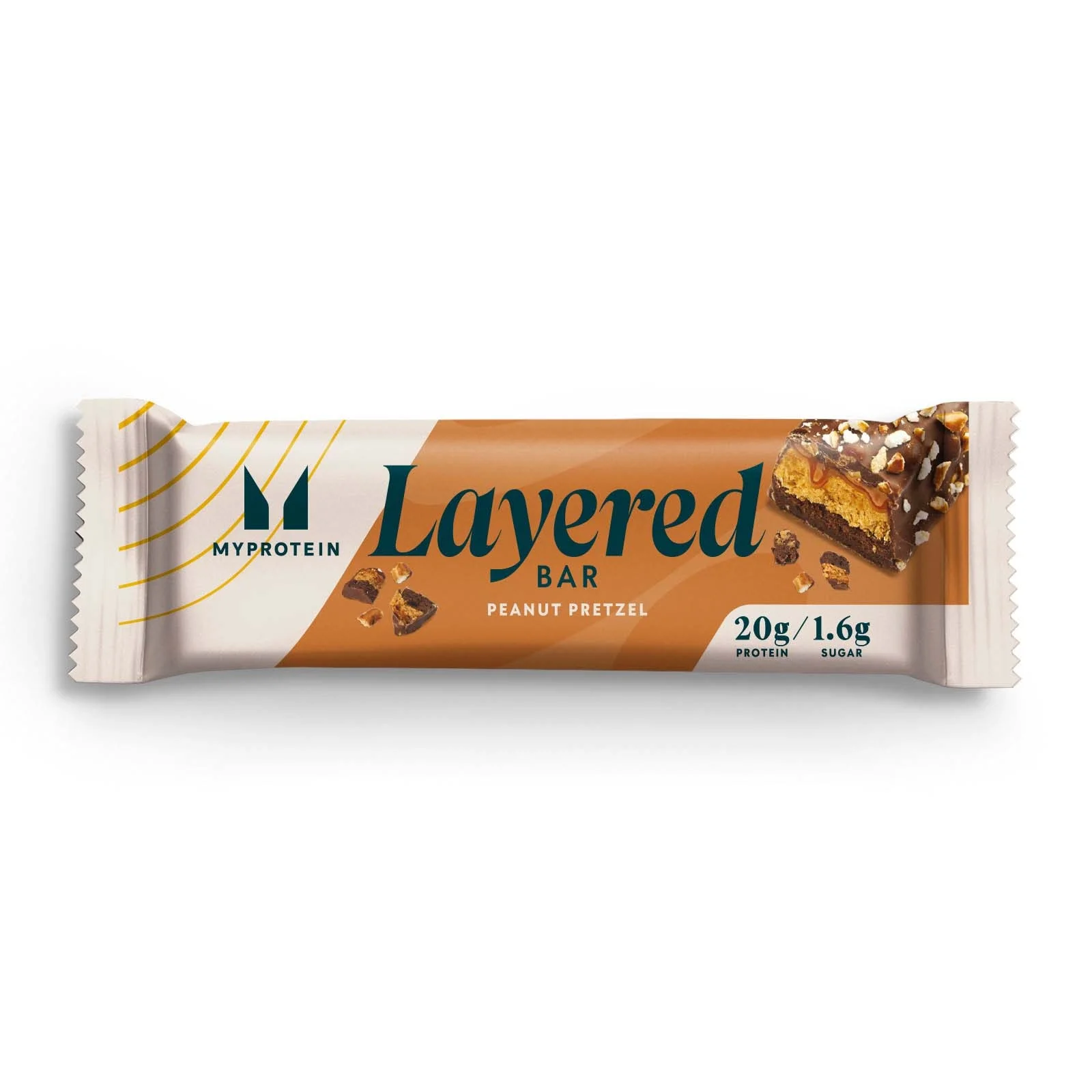 Een verpakte Myprotein Layered Bar, pindakaas-pretzel smaak, met een doorsnede van de reep.