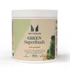 Een witte pot met een beige etiket, met de tekst "Myvegan Green Superfoods.
