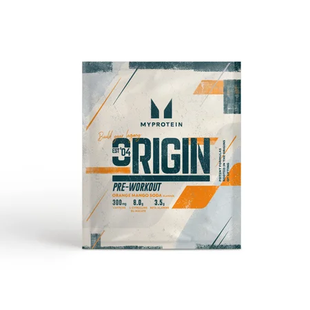 Een wit zakje met het Myprotein logo, met de tekst "Origin Pre-Workout" in oranje en zwart.