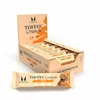Een doos met Myprotein Toffee Crunch repen, met één reep los ervoor.