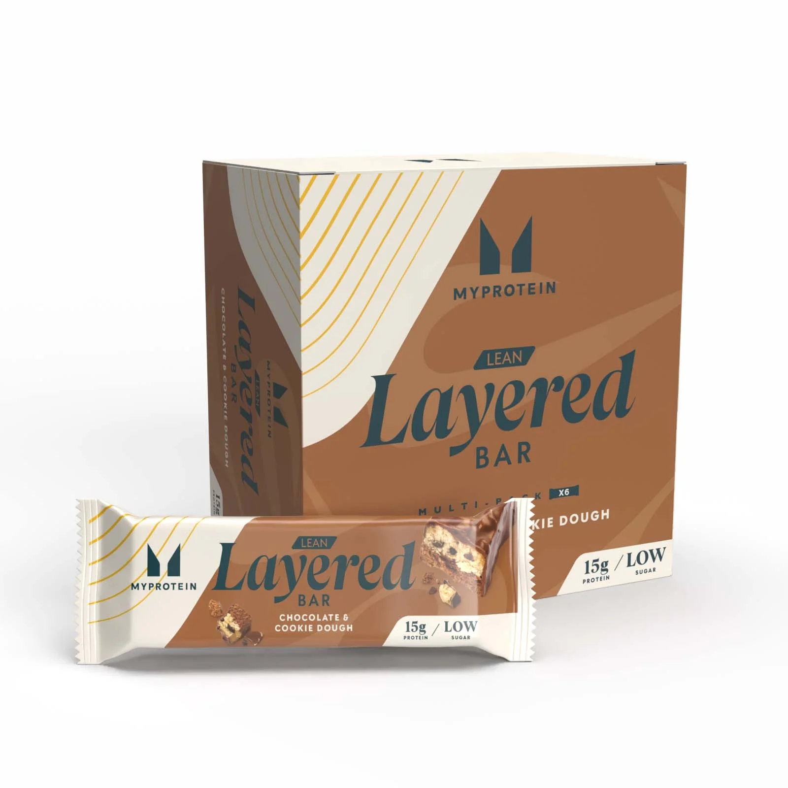 Een doos en een individuele Myprotein Lean Layered Bar, chocolade en koekjesdeeg, verpakt in wit papier.