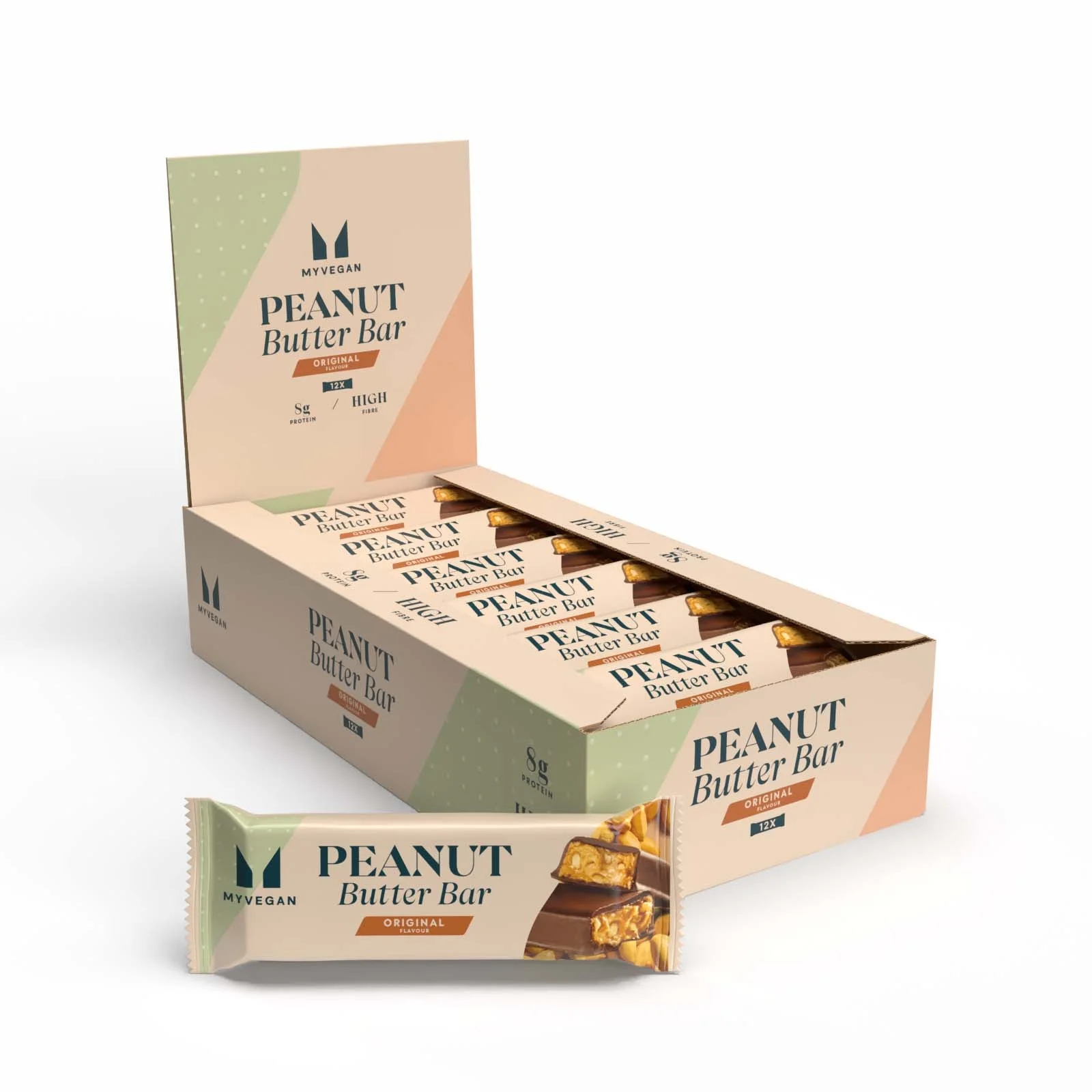 Een doos met twaalf Myprotein Peanut Butter Bars, waarvan één los voor de doos ligt.