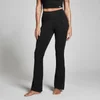 Zwarte legging met hoge taille en uitlopende pijpen, gedragen door een model.