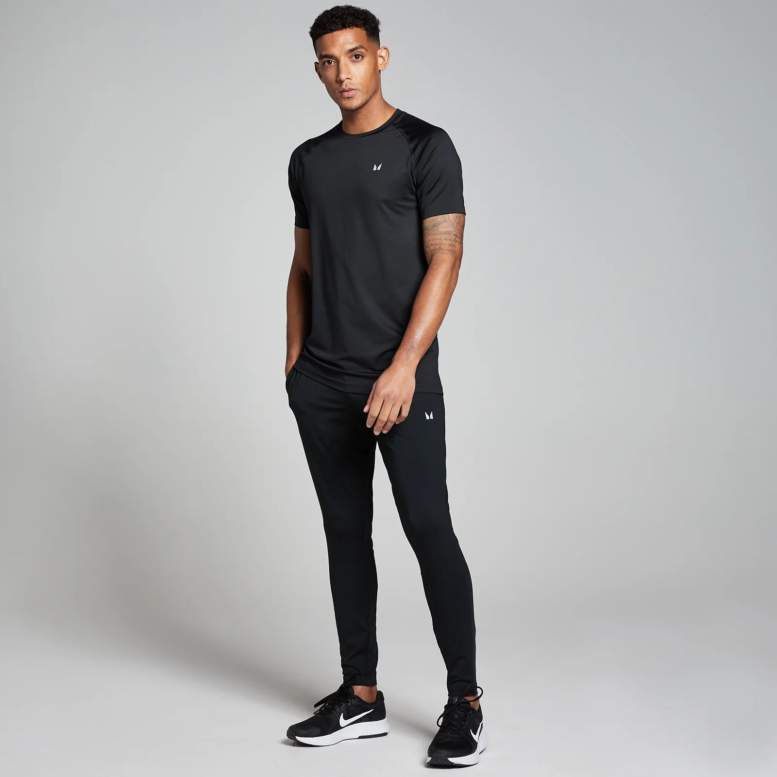 Authentic Gym® AKTIV T-shirt | Zwart - Fitness T-shirt met korte mouwen voor heren, functioneel en sneldrogend sportshirt, workout gym shirt, zwart, L Authentic Gym® AKTIV T-shirt | Zwart - Fitness T-shirt met korte mouwen voor heren, functioneel en sneldrogend sportshirt, workout gym shirt, zwart, L