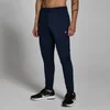 Een marineblauwe trainingsbroek met trekkoord en een klein wit logo op de dij.