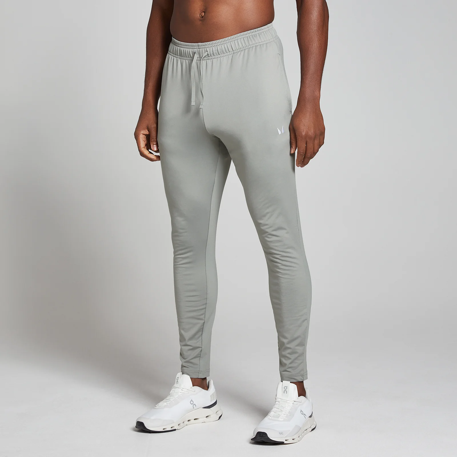 Een stormgrijze MP trainingsjoggingbroek voor heren, met een trekkoord en een klein logo.