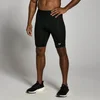 Een man draagt een zwarte, strakke trainingsshort met een elastische tailleband en een klein logo.