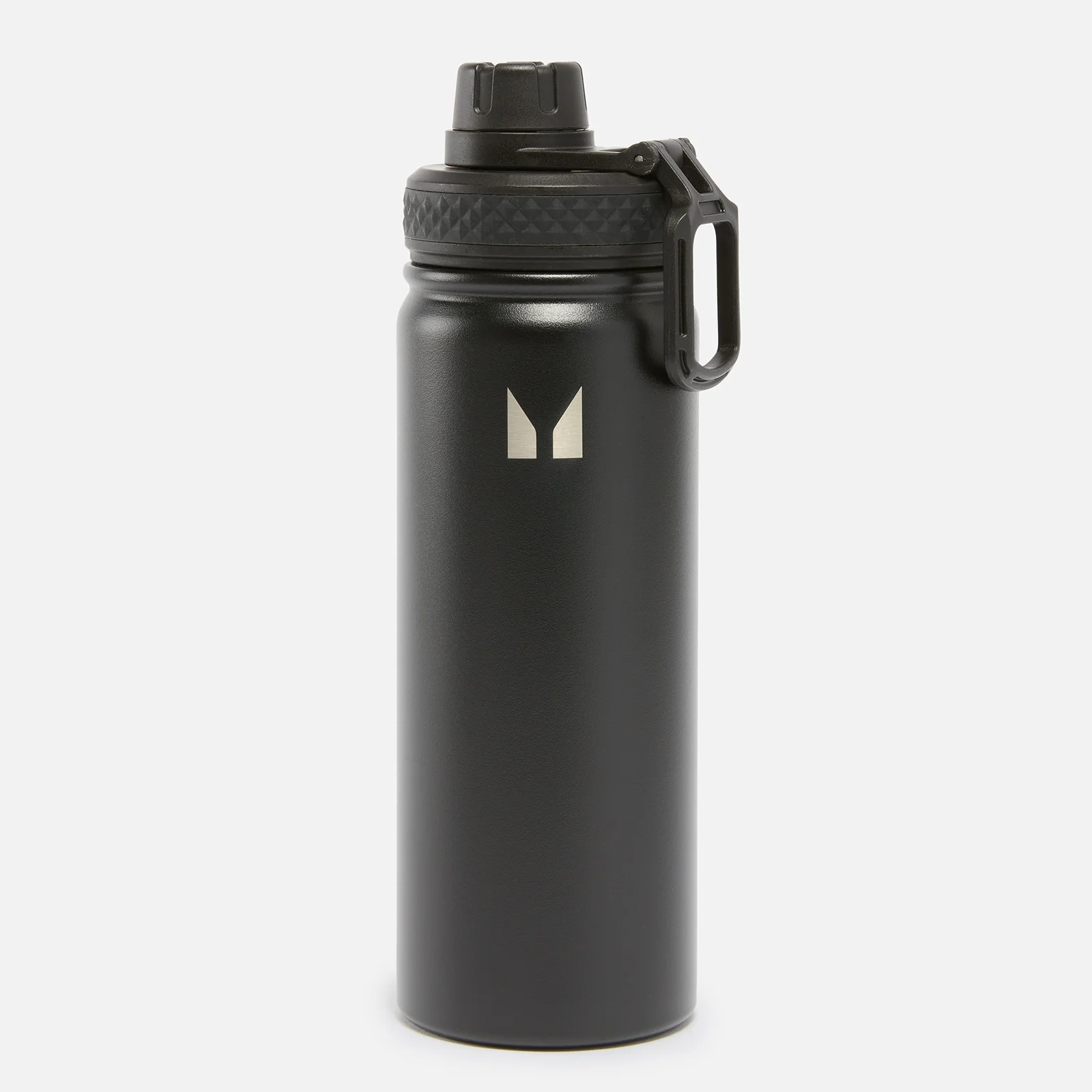 Zwarte, metalen waterfles met een zwarte dop en een zilverkleurig logo.