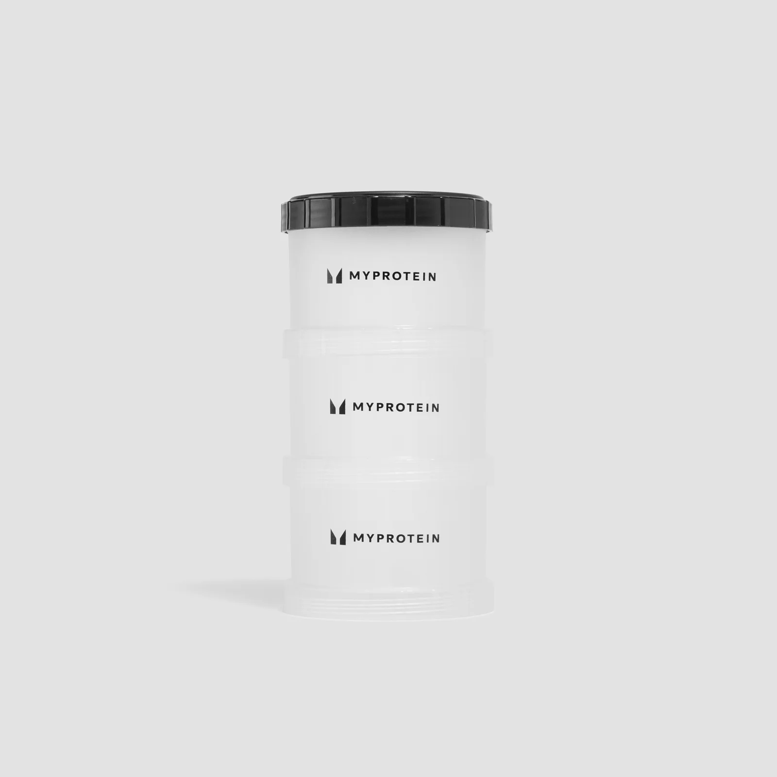 Drie doorzichtige Myprotein potjes op elkaar gestapeld, met een zwarte deksel bovenop.