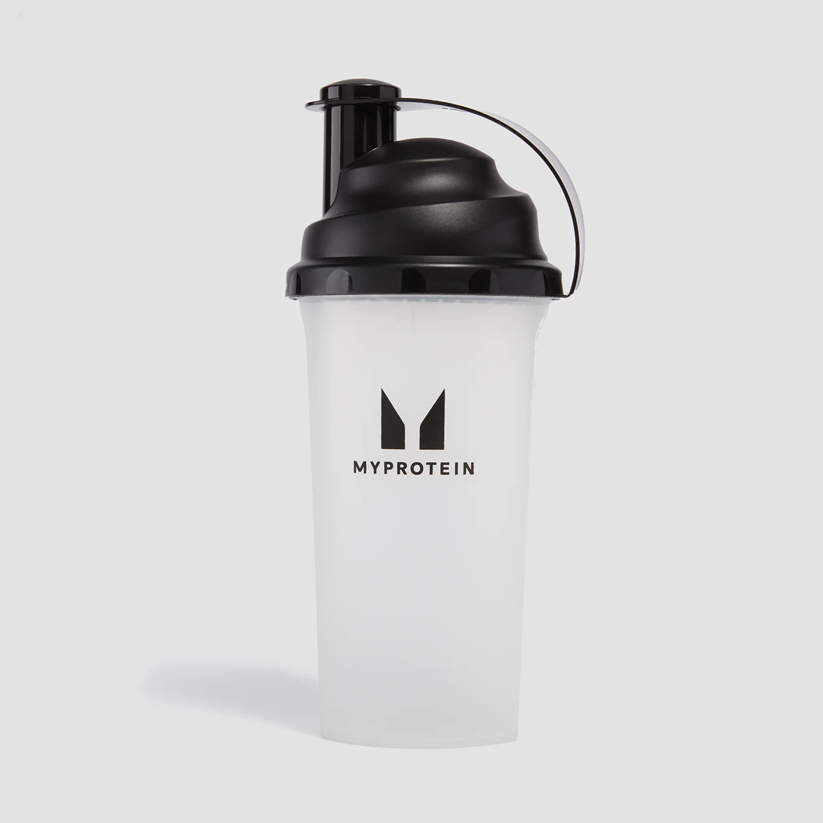 Een transparante Myprotein shaker met een zwarte dop en het Myprotein logo.