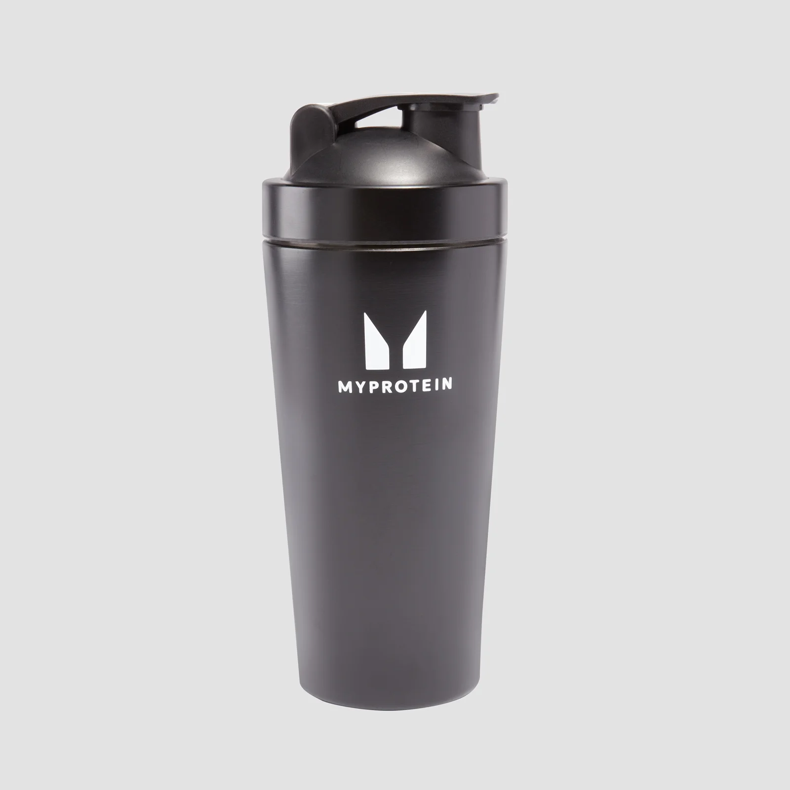 Zwarte Myprotein shaker met een deksel en het witte Myprotein logo.