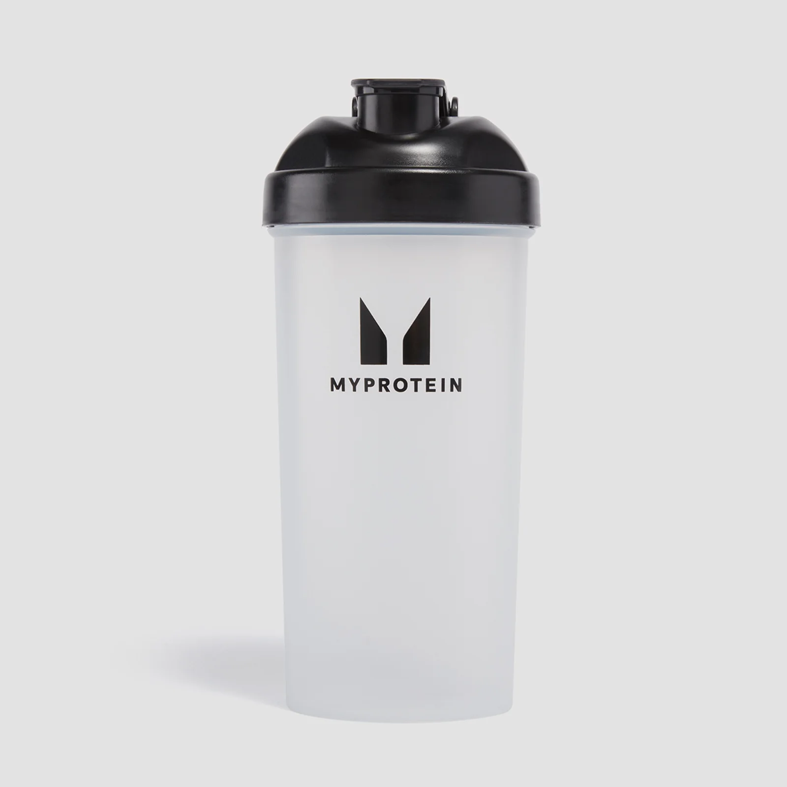 Transparante plastic shaker met zwarte dop en het Myprotein logo in het zwart.