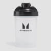 Transparante plastic shaker met zwarte dop en het Myprotein logo erop.