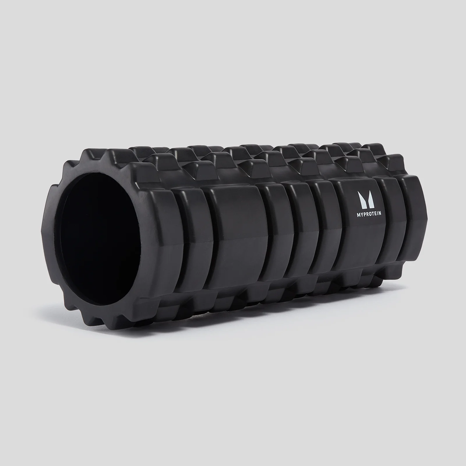 Een zwarte foamroller met een patroon van ribbels en blokken, met het Myprotein logo.