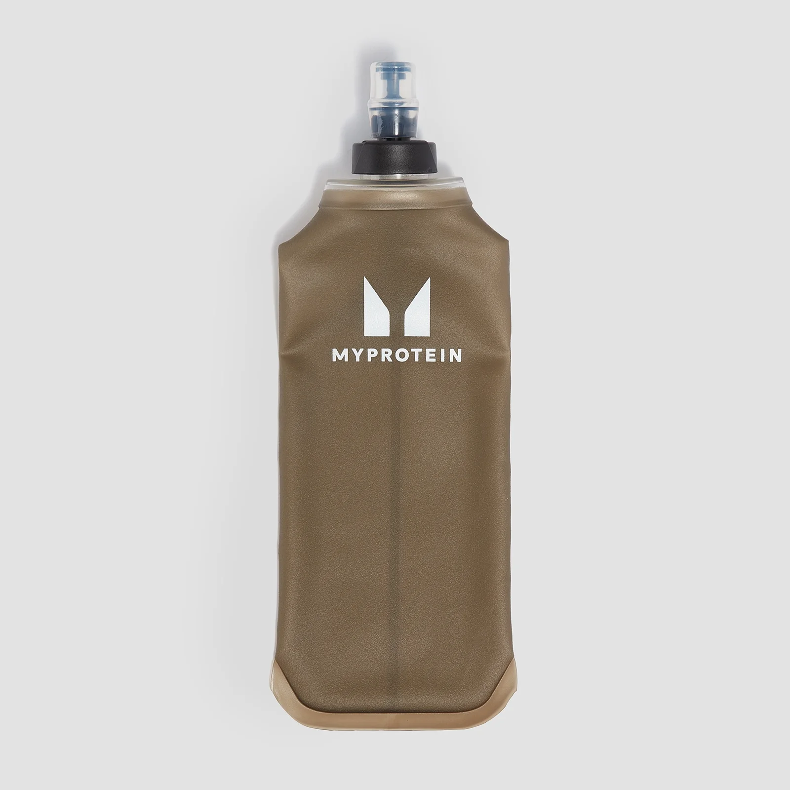 Een zachte, bruine hardloopfles met een zwarte dop en het witte Myprotein logo.