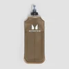 Een zachte, bruine hardloopfles met een zwarte dop en het witte Myprotein logo.