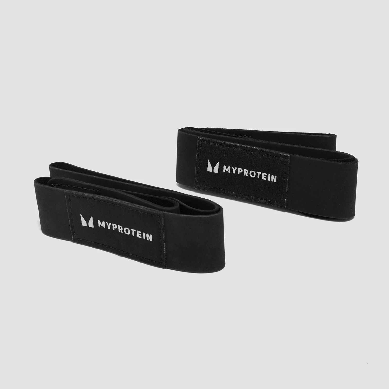 Twee zwarte, stoffen hefbanden met het Myprotein logo in witte letters.