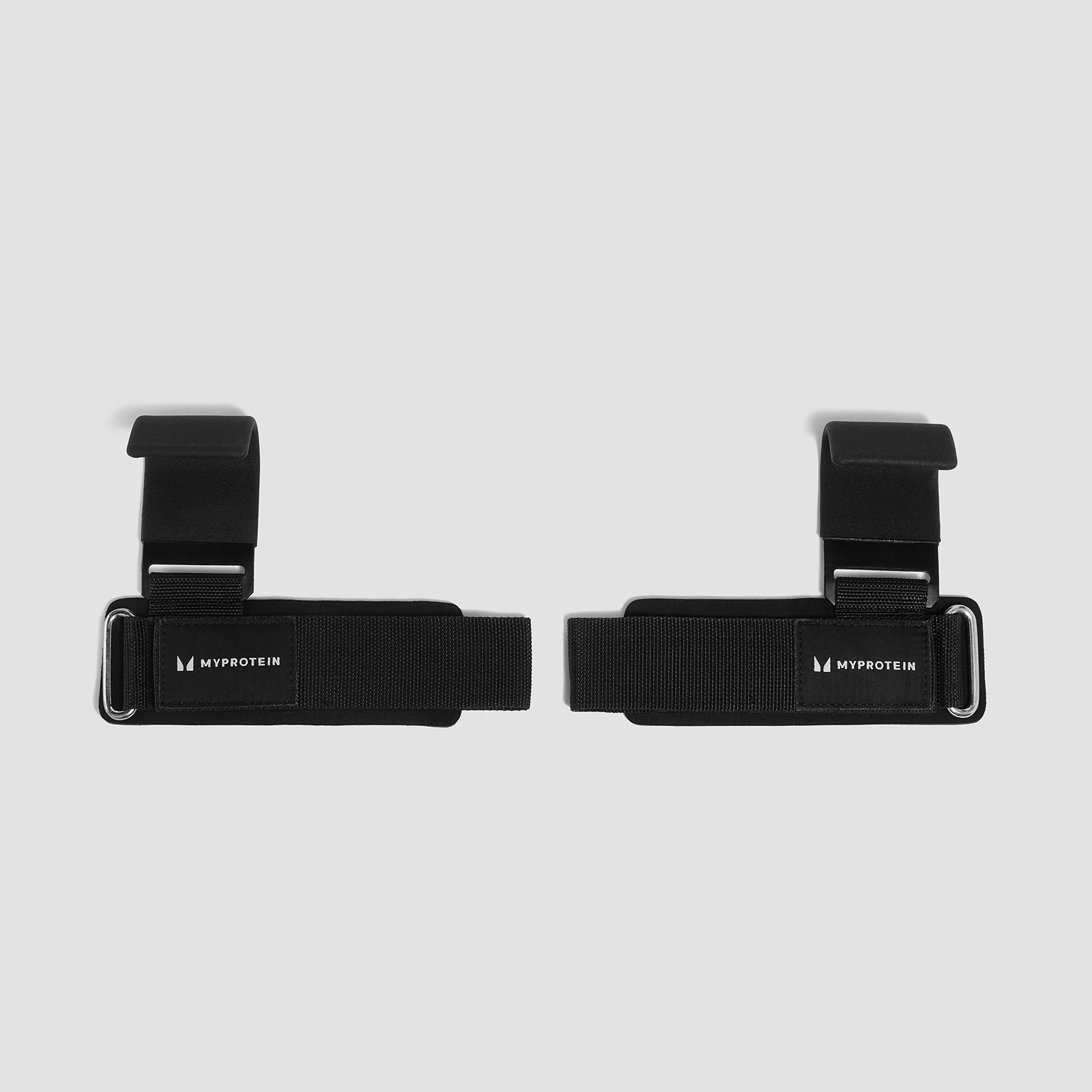 Twee zwarte gewichthefhaken met bandjes en het Myprotein logo, op een grijze achtergrond.