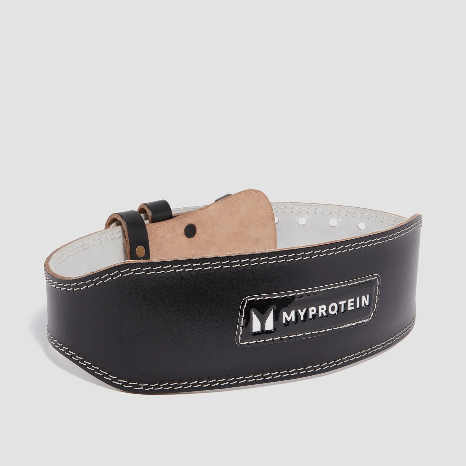 Zwarte lederen halterriem met witte stiksels en het Myprotein logo.