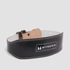 Zwarte lederen halterriem met witte stiksels en het Myprotein logo.