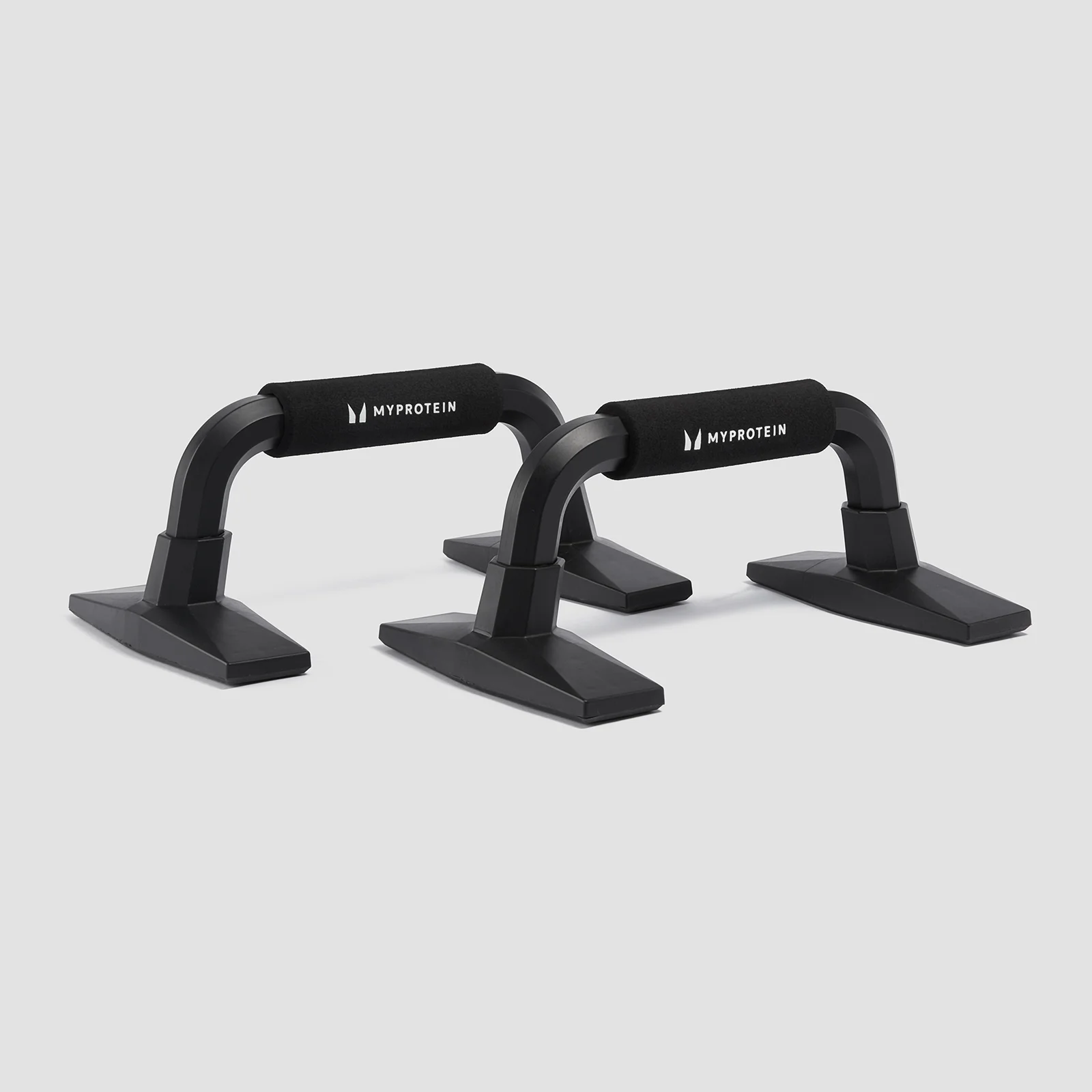 Twee zwarte Myprotein paraletten met handgrepen en platte voetstukken.